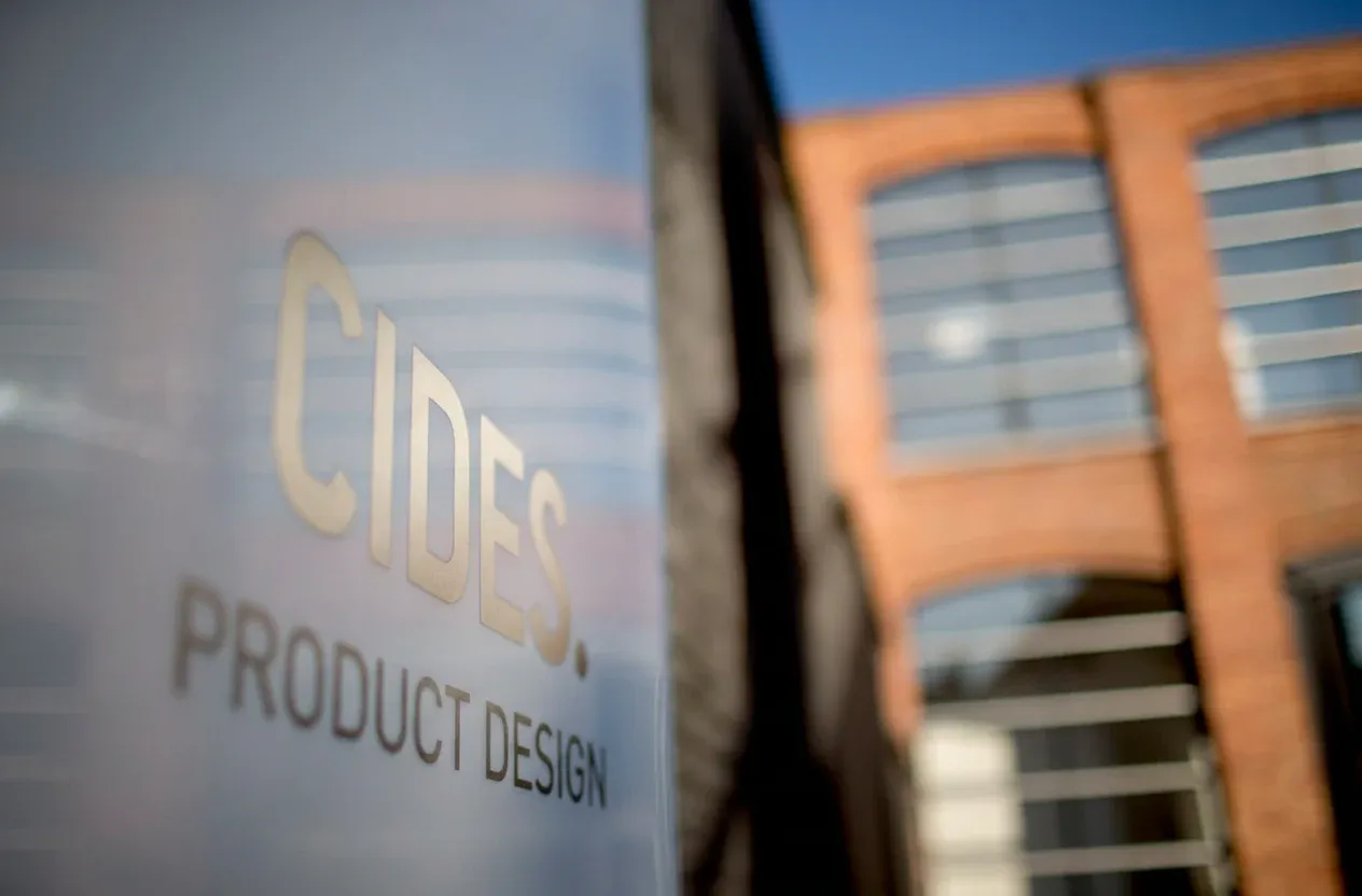 Gevel van het Cides-kantoor met het logo op het glas