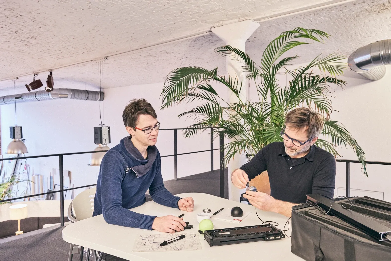 Sam Verbiest en Dimitri Merlin aan de werktafel in de studio